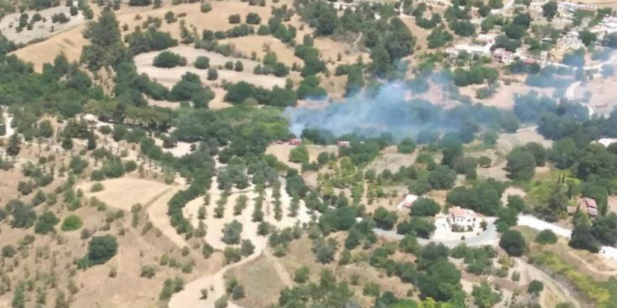 Υπό πλήρη έλεγχο τέθηκαν οι πυρκαγιές σε Ακουρσό και Μονή